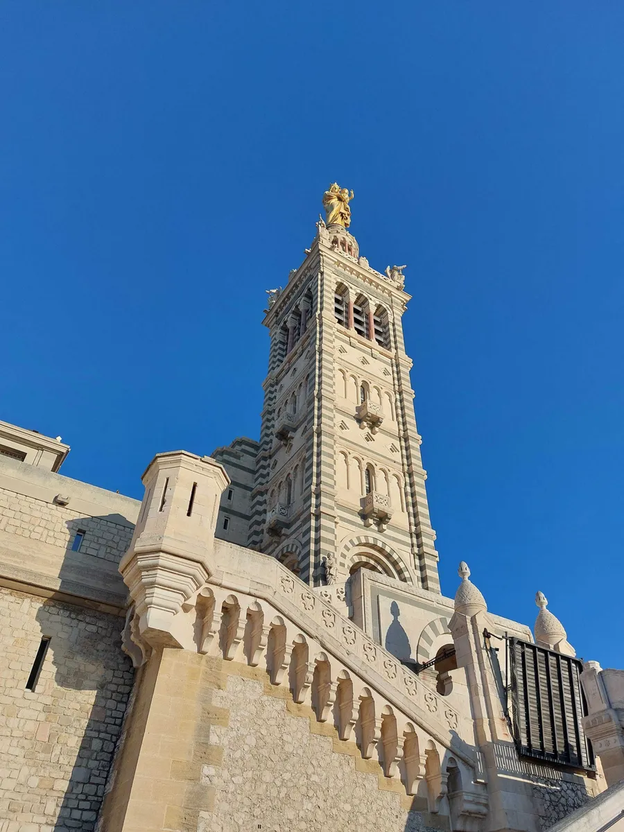 Clocher de la basilique Notre-Dame-de-la-Garde sous un ciel bleu